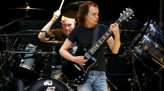 Gitaris grup rock AC/DC Angus Young dalam sesi latihan menjelang konser di Sydney, Australia. [Reuters/David Gray]