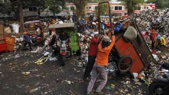 Gondol Gerobak Sampah di Tambora, Pria Nyamar Petugas UPK Badan Air Ngaku Butuh Uang untuk Makan
