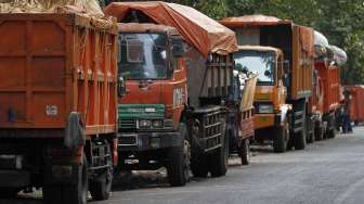 Dicegat Warga, Ini Pengakuan Sopir Truk Sampah DKI