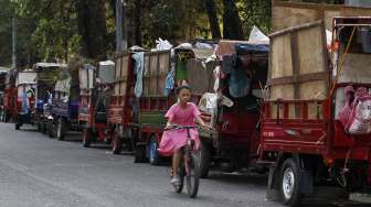 Belasan truk sampah mengantre di lokasi Tempat Pembuangan Sampah (TPS) sementara.