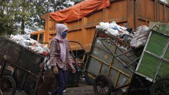 Belasan truk sampah mengantre di lokasi Tempat Pembuangan Sampah (TPS) sementara.