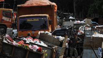 Truk Dihadang Warga, Supir: Seminggu Begini Jakarta Lautan Sampah