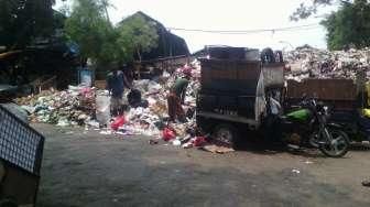 Sampah Menggunung di Pasar Minggu, Bau Busuk Menyeruak