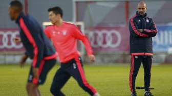 Pelatih Bayern Munich Pep Guardiola memimpin sesi latihan menjelang laga melawan Arsenal di Liga Champions yang akan berlangsung di Allianz Arena, Kamis (5/11/2015).[Reuters/Michaela Rehle]