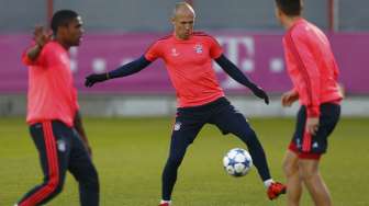 Gelandang Bayern Munich Arjen Robben (tengah) dalam sesi latihan menjelang laga melawan Arsenal di Liga Champions yang akan berlangsung di Allianz Arena, Kamis (5/11/2015).[Reuters/Michaela Rehle]