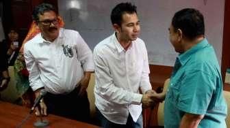 Raffi Ahmad mendatangi kantor PWI Pusat di Gedung Dewan Pers, Jalan Kebon Sirih, Jakarta, Rabu (4/11/2015), demi meminta maaf. [Suara.com/Oke Atmaja]