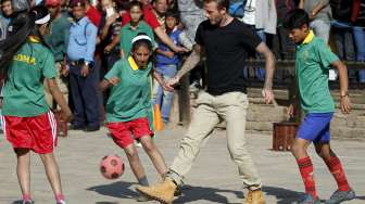 Legenda Manchester United David Beckham mengunjungi Bhaktapur, Nepal, dalam rangka acara penggalangan dana UNICEF (6/11) [Reuters/Navesh Chitrakar]