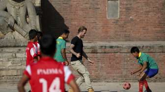 Legenda Manchester United David Beckham mengunjungi Bhaktapur, Nepal, dalam rangka acara penggalangan dana UNICEF (6/11) [Reuters/Navesh Chitrakar]