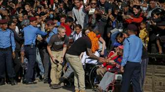 Legenda Manchester United David Beckham mengunjungi Bhaktapur, Nepal, dalam rangka acara penggalangan dana UNICEF (6/11) [Reuters/Navesh Chitrakar]