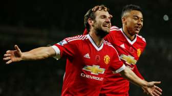 Pemain Manchester United Juan Mata merayakan golnya dari titik penalti dengan Jesse Lingard. Reuters / Andrew Yates Livepic