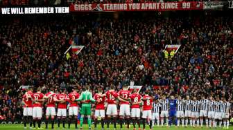 Para pemain Manchester United dan West Brom mengheningkan cipta satu menit sebelum bertandang di Old Trafford. Reuters / Andrew Yates Livepic