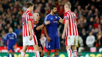 Pemain Stoke City Ryan Shawcross bentrok dengan striker Chelsea Diego Costa Reuters / Ed Sykes Livepic