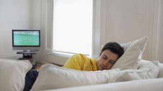 Jangan Tidur dengan Kondisi TV Menyala!