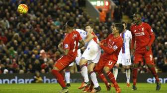 Pemain Crystal Palace Scott Dann menanduk bola ke dalam gawang Liverpool (9/11) [Reuters/Lee Smith]