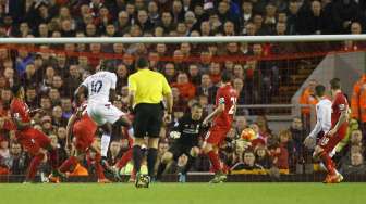 Pemain Palace Yannick Bolasie menjebol gawang Liverpool (9/11) [Reuters/Lee Smith]