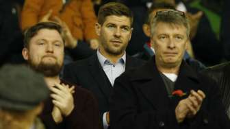 Pemain Legendaris Liverpool Steven Gerrard menyaksikan pertandingan Liverpool vs Crystal Palace di Anfield (9/11) [Reuters/Andrew Yates]