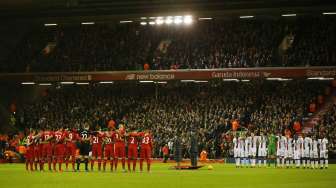 Para pemain Liverpool dan Crystal Palace mengheningkan cipta sebelum laga dimulai (9/11) [Reuters/Andrew Yates]