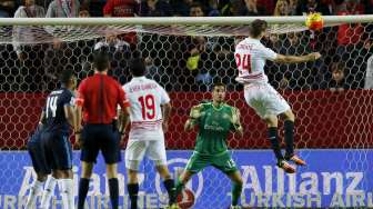 Striker Sevilla Fernando Llorente menjebol gawang Real Madrid di Stadion Ramon Sanchez Pizjuan, Senin (9/11). [Reuters/Marcelo del Pozo]