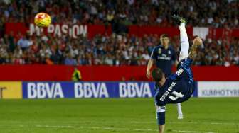 Bek Real Madrid Sergio Ramos mencetak gol ke gawang Sevilla di Stadion Ramon Sanchez Pizjuan, Senin (9/11). [Reuters/Marcelo del Pozo]