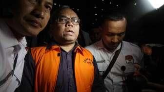 KPK resmi menahan empat anggota DPRD Sumut periode 2009-2014 dan 2014-2019, usai mereka diperiksa sebagai tersangka kasus dugaan suap, di Jakarta, Selasa (10/11/2015). [Suara.com/Oke Atmaja]