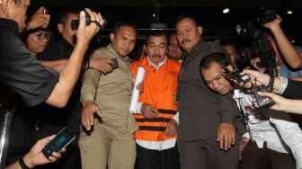 KPK resmi menahan empat anggota DPRD Sumut periode 2009-2014 dan 2014-2019, usai mereka diperiksa sebagai tersangka kasus dugaan suap, di Jakarta, Selasa (10/11/2015). [Suara.com/Oke Atmaja]