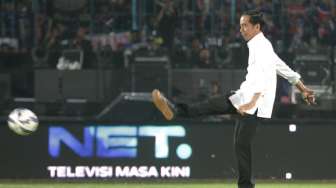 Jokowi Lakukan Tendangan Pertama, Pagar Stadion Maguwoharjo Dirubuhkan