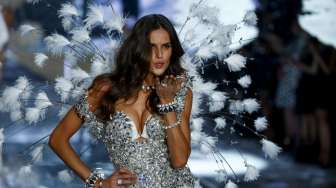 Pagelaran busana lingerie atau pakaian dalam merek ternama asal Amerika Serikat, Victoria's Secret berlangsung meriah di Manhattan, New York, Selasa (10/11/2015) [Reuters]