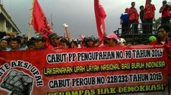 Petir Menyambar-nyambar, Demo di Pelabuhan Tanjung Priok Bubar