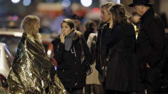 Warga berada di sekitar Gedung Teater Bataclan pasca-serangan mematikan di Paris. [Reuters/Christian Hartmann]