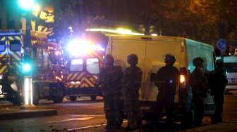 Polisi Prancis berjaga di sekitar Gedung Teater  Bataclan pasca-serangan mematikan di Paris. [Reuters/Christian Hartmann]