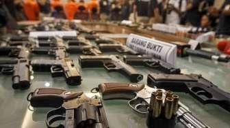 Direktorat Reserse Kriminal Umum Polda Metro Jaya merilis sebanyak lebih dari 100 pucuk barang bukti senjata api dan airsoft gun ilegal di Jakarta, Minggu (15/11/2015). [Suara.com/Kurniawan Mas'ud]