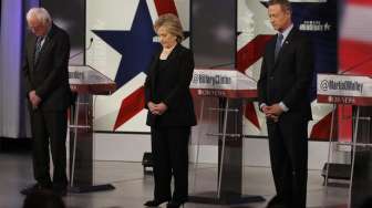 Tiga kandidat capres AS dari Partai Demokrat, Bernie Sanders (kiri), Hillary Clinton dan Martin O'Malley, mengheningkan cipta untuk teror Paris, jelang debat mereka di Iowa, Sabtu (14/11/2015). [Reuters/Jim Young]