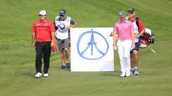 Pegolf Patrick Reed dan Kristoffer Broberg (kedua kanan) bersama bendera yang menampilkan Menara Eiffel, terkait insiden Paris, di ajang BMW Masters 2015 di Shanghai, Cina, Minggu (15/11/2015). [Reuters/Aly Song]