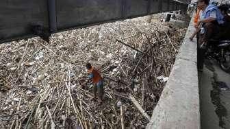 Tumpukan Sampah di Ciliwung