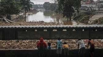 Tumpukan Sampah di Ciliwung