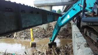 Hujan Juga Sebabkan 'Banjir' Sampah di Ciliwung