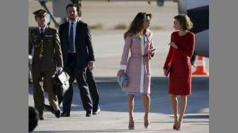 Ratu Letizia dari Spanyol (kanan) berjalan bersama Ratu Rania dari Yordania, saat upacara penyambutan kunjungan resmi di Madrid, Spanyol, Kamis (19/11/2015). [Reuters/Sergio Perez]