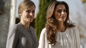 Ratu Letizia dari Spanyol bersama Ratu Rania dari Yordania saat agenda kunjungan ke Pusat Biologi Molekuler di Cantoblanco, pinggiran Madrid, Spanyol, Jumat (20/11/2015). [Reuters/Andrea Comas]