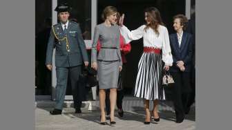 Ratu Letizia dari Spanyol bersama Ratu Rania dari Yordania saat agenda kunjungan ke Pusat Biologi Molekuler di Cantoblanco, pinggiran Madrid, Spanyol, Jumat (20/11/2015). [Reuters/Andrea Comas]