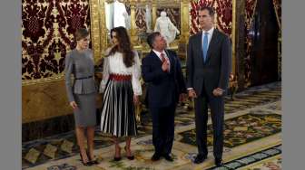 Ratu Letizia dari Spanyol (kiri), Ratu Rania dan Raja Abdullah dari Yordania, serta Raja Spanyol Felipe, berpose sejenak jelang jamuan makan siang di Istana Kerajaan di Madrid, Jumat (20/11/2015). [Reuters/Andrea Comas]