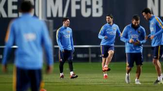 Pemain Barcelona berlatih jelang el clasico (21/11) [Reuters/Albert Gea]