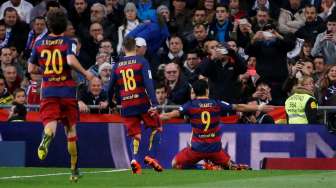 Luis Suarez mencetak gol keempat Barcelona saat membungkam Real Madrid. Reuters / Juan Medina Livepic