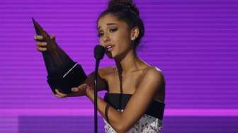 Penyanyi Amerika Serikat, Ariana Grande tampil memukau dalam ajang American Music Awards 2015 di Los Angeles, Minggu (22/11). [Reuters]