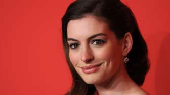 Anne Hathaway Hamil Anak Pertama