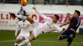 Aksi Cristiano Ronaldo saat menghadapi Eibar. Reuters /Joseba Etxaburu