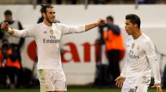 Cristiano Ronaldo merayakan golnya bagi Real Madrid bersama rekan setimnya, Gareth Bale. REUTERS/Joseba Etxaburu