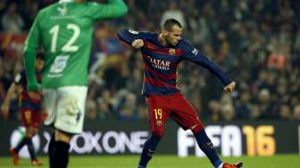 Pemain Barcelona Sandro Ramirez merayakan golnya ke gawang Villanovense. Reuters/Albert Gea