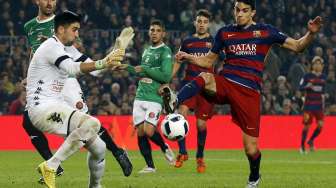 Pemain Barcelona Marc Bartra (kanan) mencoba merebut bola. Reuters /Albert Gea