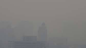 Gedung-gedung di Beijing, Cina diselimuti kabut, Senin (7/12). [Reuters/Jason Lee]