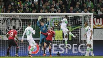 Pemain Wolfsburg Josuha Guilavogui mencetak gol bunuh diri (9/12) [Reuters/Fabian Bimmer]